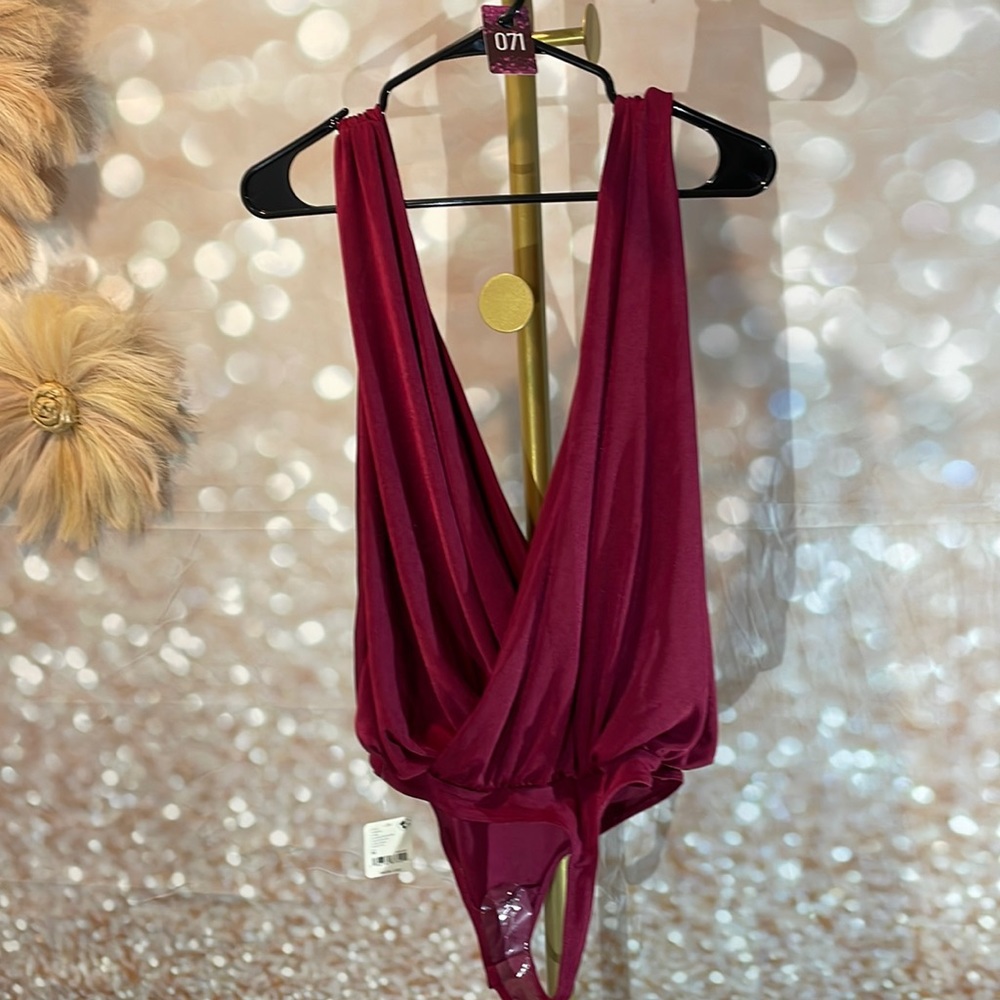 0️⃣2️⃣6️⃣. Gorgeous bodysuit with snaps on the bottom